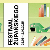 Grafika regału z przewróconymi książkami. Dwie zielone rośliny. Na środku nazwa wydarzenia i data na białym tle.