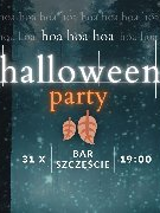 Obraz jest zaproszeniem na imprezę Halloween. Ma ciemne leśne tło z padającym śniegiem, tworząc upiorną i tajemniczą atmosferę. Tekst "halloween party" jest napisany białą czcionką z efektem poświaty, co dodaje niesamowitego klimatu. Dwa małe pomarańczowe liście są umieszczone w centrum obrazu, dodając subtelny akcent jesiennego koloru. Projekt zaproszenia oddaje istotę Halloween z jego mrocznymi elementami, zapraszając gości na noc upiornej zabawy w "BAR SZCZĘŚCIE" 31 października.