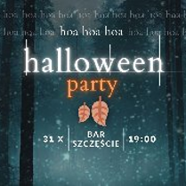 Obraz jest zaproszeniem na imprezę Halloween. Ma ciemne leśne tło z padającym śniegiem, tworząc upiorną i tajemniczą atmosferę. Tekst "halloween party" jest napisany białą czcionką z efektem poświaty, co dodaje niesamowitego klimatu. Dwa małe pomarańczowe liście są umieszczone w centrum obrazu, dodając subtelny akcent jesiennego koloru. Projekt zaproszenia oddaje istotę Halloween z jego mrocznymi elementami, zapraszając gości na noc upiornej zabawy w "BAR SZCZĘŚCIE" 31 października.