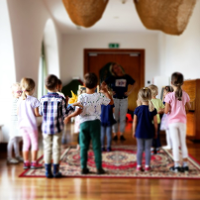 Dzieci bawiące się na warsztatach w Centrum Kultury Zamek.