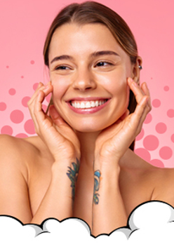 Dziewczyna na zdjęciu uśmiecha się i delikatnie dotyka swojej skóry twarzy - doskonale świeżej i czystej.