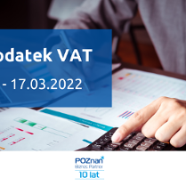 W tle biurko pełne różnych wydruków, z tyły widać mężczyznę liczącego coś na kalkulatorze. Po prawej tytuł szkolenia: Podatek VAT, 15 - 17.03.2022. Na dole logotyp organizatora: Poznań Biznes Partner.