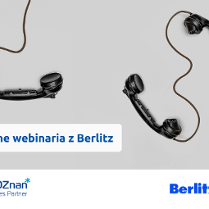 Na grafice trzy rozrzucone słuchawki starego typu na szarym tle. Na dole tytuł cyklu: Bezpłatne webinaria z Berlitz. Na dole logotypu organizatorów Poznań Biznes Partner i Berlitz.