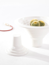 biała donica w kształcie stożka