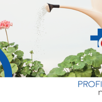 Baner, kwitnące pelargonie, nad nimi konewka z płynącą wodą, z boku napis Biała Sobota i znak krzyża, z drugiej strony nachodzace czerwono - niebieskie części obręczy.