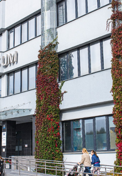 Front budynku Poznańskiego Ośrodka Specjalistycznych Usług Medycznych.