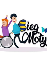 Obrazek przedstawia logo wydarzenia Bieg Motyli. Jest nim dziewczynka na wózku prowadzona przez chłopca, na którego plecach znajduje się wyobrażenie motylich skrzydeł. Tworzą one literę B, znajdującą się na początku nazwy wydarzenia.
