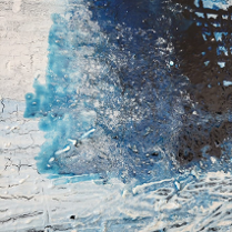 Abstrakcyjna kompozycja w odcieniach błękitu, granatu i bieli, z fakturowaną powierzchnią przypominającą spękaną farbę oraz rozlewające się plamy i drobne, lśniące detale.