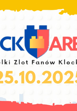 W centrum niebiesko-czerwony herb z żółtym klockiem Lego w środku. W tle konstrukcję zbudowane z klocków, które przypominają budynki.