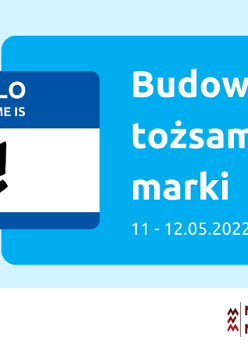 Z lewej strony plakietka z napisem "Hello my name is" i dorysowanym odręcznie znakiem zapytania i wykrzyknikiem. Z prawej strony napis: Budowanie tożsamości marki 11 - 12 maja 2022. Na dole logotypy organizatorów: Poznań Biznes Partner i Mikrobiznes na maksa.