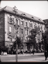 Czarno-biała fotografia starej kamienicy.