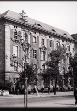 Czarno-biała fotografia starej kamienicy.