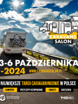 Zdjęcie kampera, który jedzie górską trasą, na zdjęciu napisy informujące o wydarzeniu.