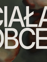 Biały napis Ciała obce na mazanym tle.