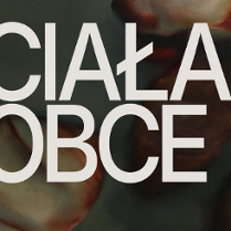 Biały napis Ciała obce na mazanym tle.