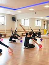 ćwiczące dziewczynki