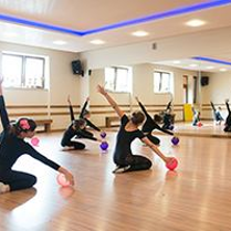 ćwiczące dziewczynki