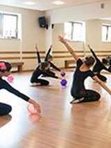 ćwiczenia taneczne z przyrządem