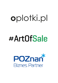 Trzy logotypy organizatorów. Od góry: Czarne logo Oplotki.pl, na środku czarno-zielone logo #ArtOfSale, na sole Niebieskie logo Poznań Biznes Partner.