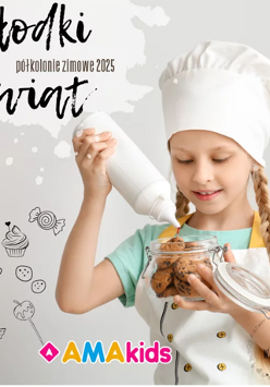 Dziewczynka w stroju kucharza dekoruje ciasteczka w słoiku."Amakids. Słodki świat. Półkolonie dla dzieci".