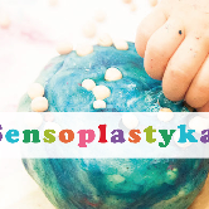 Napis o treści sensoplastyka. Za nim dłonie wyklejają wzorek na niebieskiej kulce.