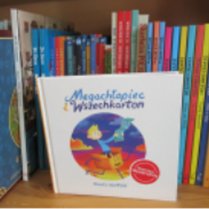 Półka z książkami