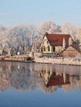 dom nad wodą w zimowej panoramie