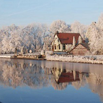 dom nad wodą w zimowej panoramie