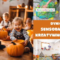 Dzieci bawią się dyniami i innymi zabawkami. Pokój jest udekorowany dyniami i innymi jesiennymi dekoracjami. Obraz jest jasny i kolorowy, wydaje się być wykonany w przedszkolu lub żłobku.