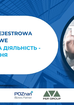 Na grafice promującej szkolenie widnieje obrazek z napisem taxes. Wskazuje je mężczyzna w garniturze.