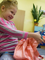 dzieci bawią się tkaniną