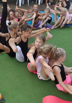 dzieci ćwiczące jogę