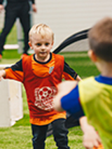 dzieci grające w piłkę