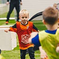 dzieci grające w piłkę