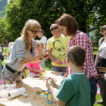 dzieci i dorośli w parku