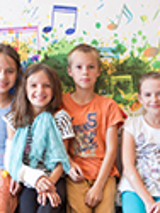 dzieci na tle kolorowego obrazu