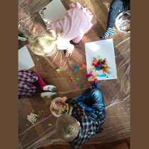 dzieci podczas zajęć plastycznych