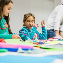 dzieci projektują i wycinają kolorowe papiery