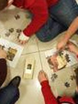 dzieci siedzące na podłodze