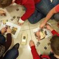 dzieci siedzące na podłodze