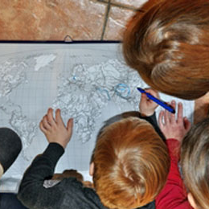 Dzieci studiują mapę