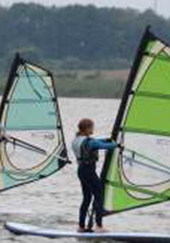 Dzieci uczą się windsurfingu