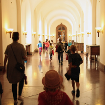 dzieci udają się na spektakl