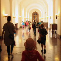 dzieci udają się na spektakl