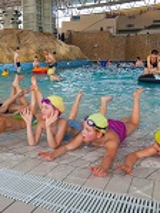 dzieci w basenie