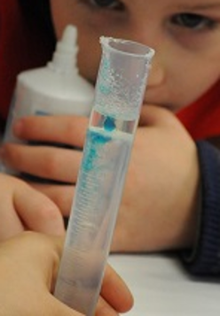 dzieci w laboratorium