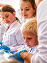 dzieci w laboratorium