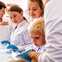 dzieci w laboratorium