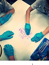 dzieci w rękawiczkach w laboratorium