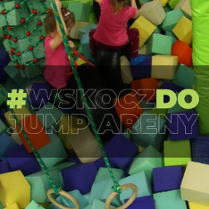 Dzieci w parku trampolin bawiące się wśród miękkich klocków i na linach.